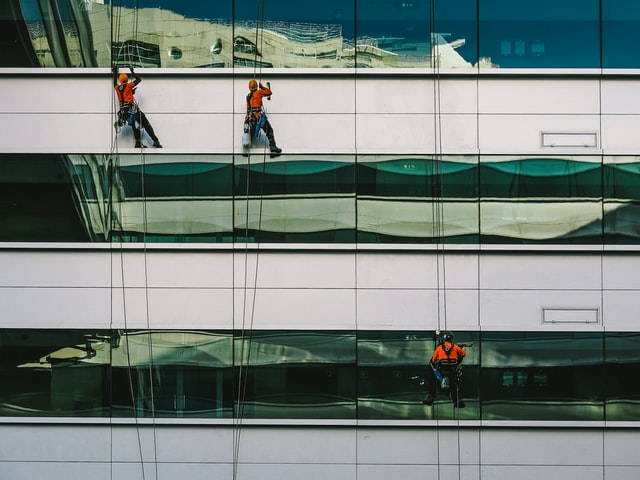 professionals cleaning windows in Manhattan